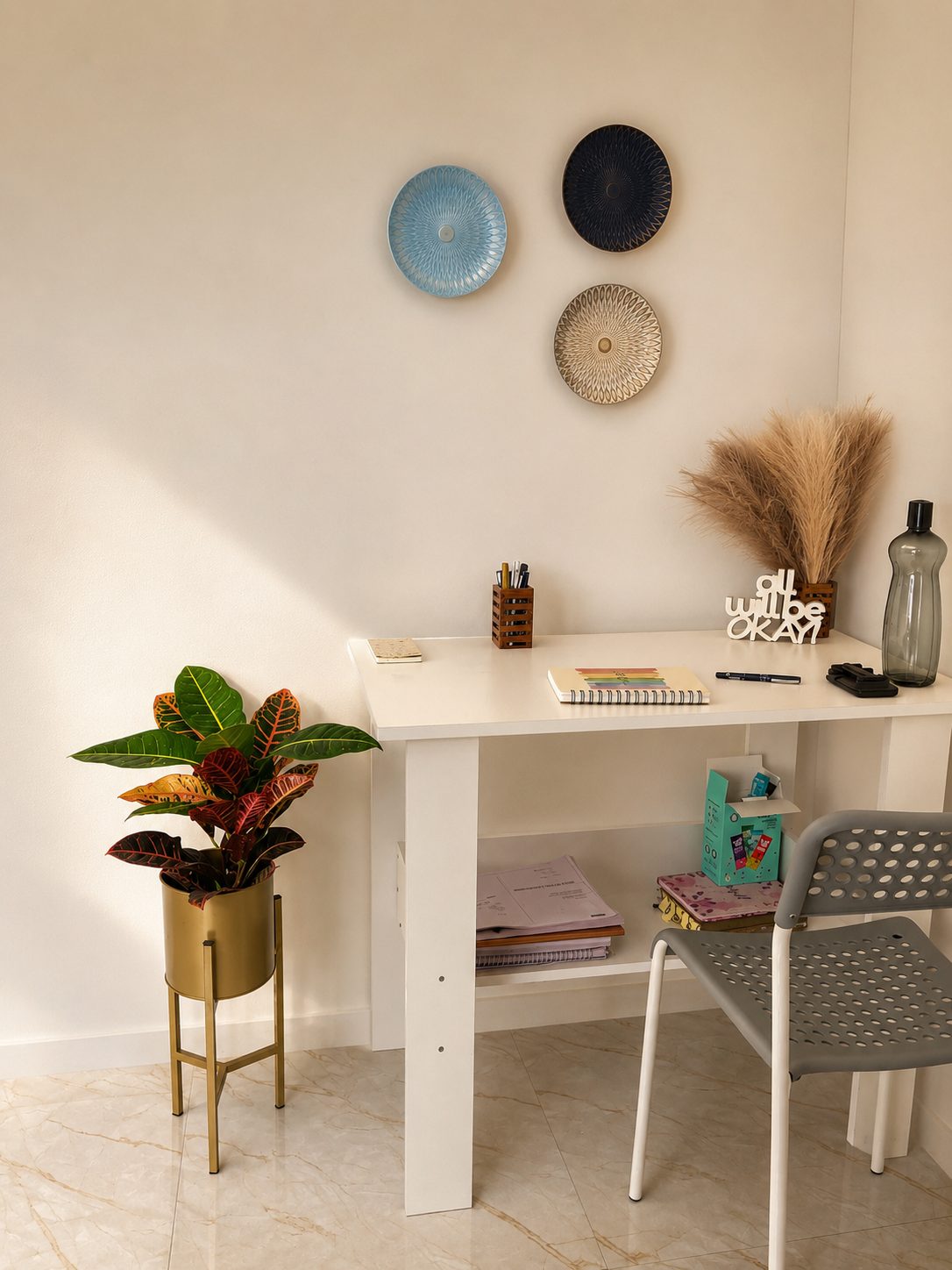 Quiet corner desk with plants at CINQ.IN clinic